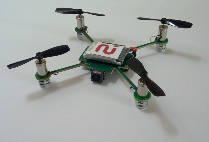 Mini Quadrocopter auf Verfolgungsjagdt -